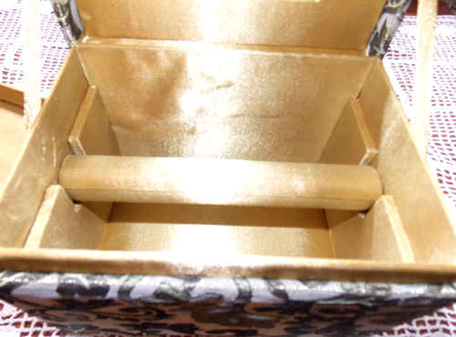 BOITE COFFRET A BIJOUX EN BROCART AVEC COMPARTIMENTS INTERIEURS*** - Picture 3 of 3
