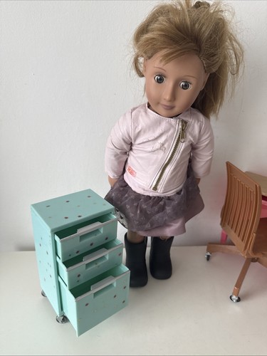 Paquete de muebles para muñecas Our Generation escritorios sillas más unidad para muñecas de diseño - Imagen 4 de 8