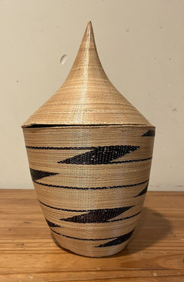 Tutsi Agaseke Basket African Handwoven  w/  Point Lid 11 