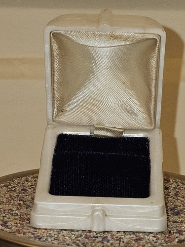 VINTAGE/ANTIQUE JEWELRY PRESENTATION DISPLAY BOX FOR A RING  - Picture 5 of 6