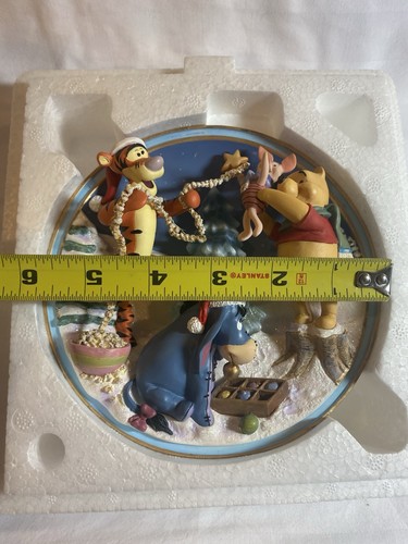Bradford Exchange Winnie the Pooh 3D Teller "Friend Make Christmas Sparkle". - Bild 3 von 5