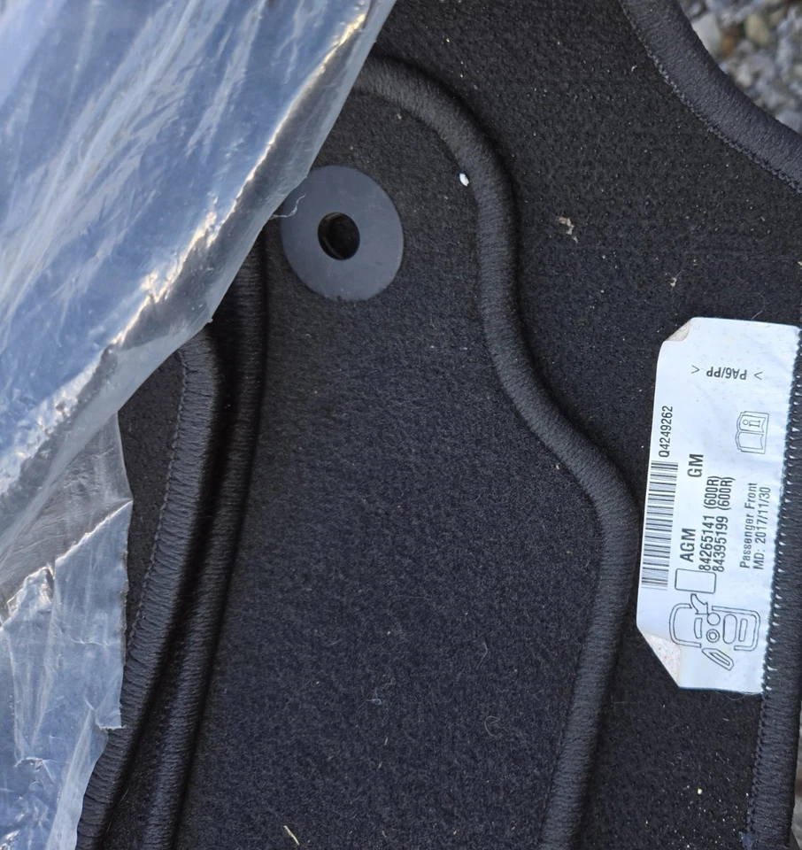 Juego de alfombrillas de fábrica de terreno Chevrolet Equinox/GMC 2018-2024 OEM nuevas negras Foto 2 de 4