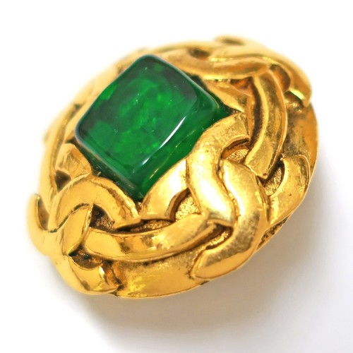 Pendientes redondos vintage CHANEL chapados en oro con logotipos CC verde Gripoix #555c de elevación - Imagen 5 de 8