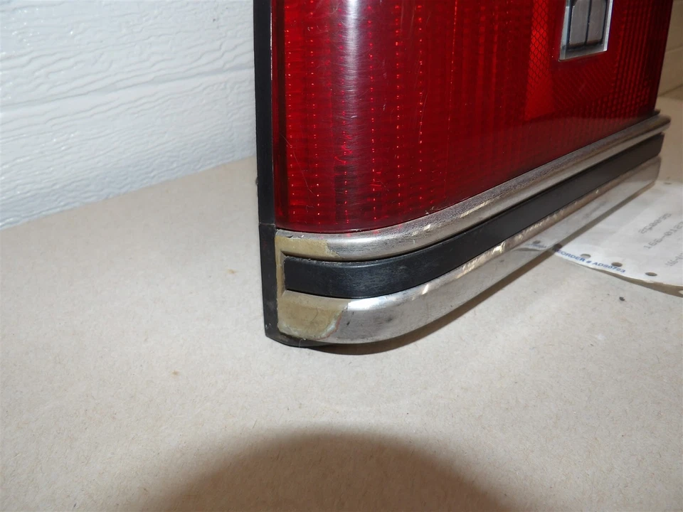 LH DRIVERS SIDE TAILLIGHT ASSEMBLY 1987-1988 OLDSMOBILE FIRENZA 2 / 4 DOOR - Image 3 of 4