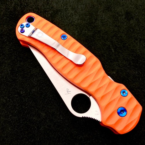 Spyderco Paramilitary 2 C81GP2 Screws Orange Anso Scale w/ Blue Ti Screws - Picture 4 of 4