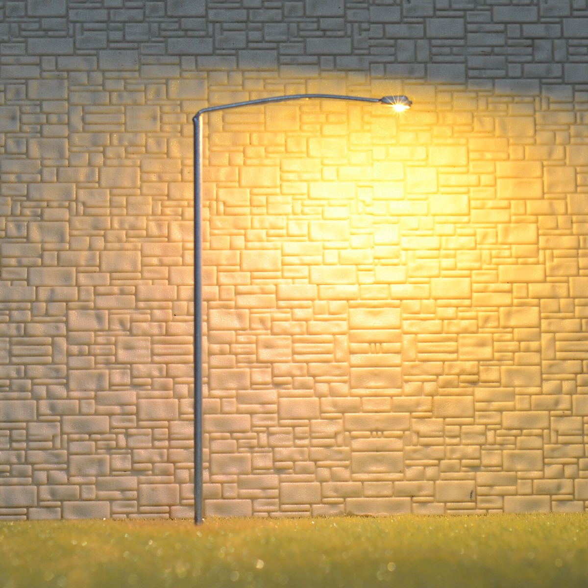5 X HO Scale LED Street Light Lamps - Model Train Railroad Station Lamp Posts, Brass, Pre-Built & Ready