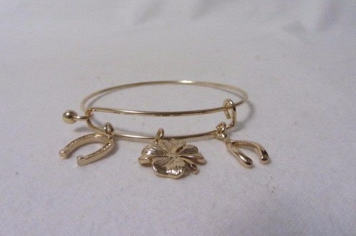 BRAZALETE AVON JOYERÍA DESEO SUERTE 3 AMULETOS DE LA SUERTE NUEVO EN CAJA - Imagen 1 de 2