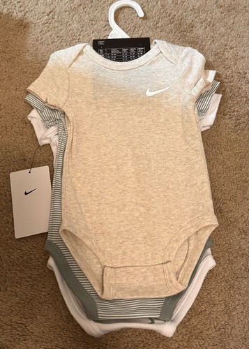 Nike Baby Nike Baby Essentials 3er Pack Bodys Größe 6 Monate Brandneu - Bild 3 von 4