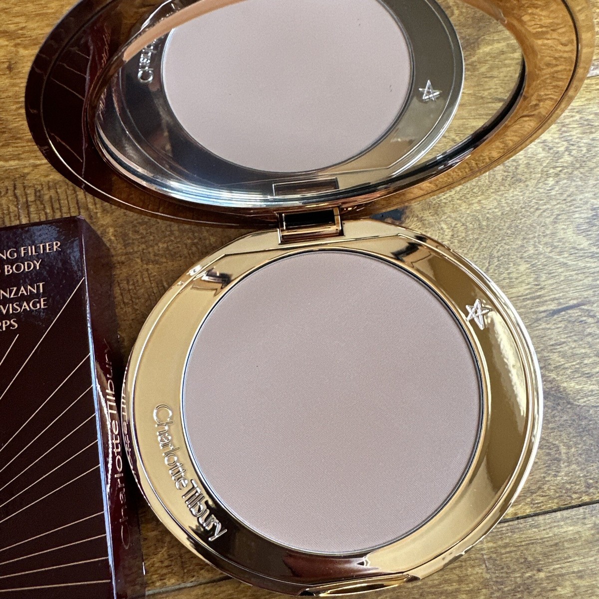 シャーロットティルブリー エアーブラシ　ブロンザー Medium 2 Amazon.com: Charlotte Tilbury Airbrush Bronzer 02 Medium
