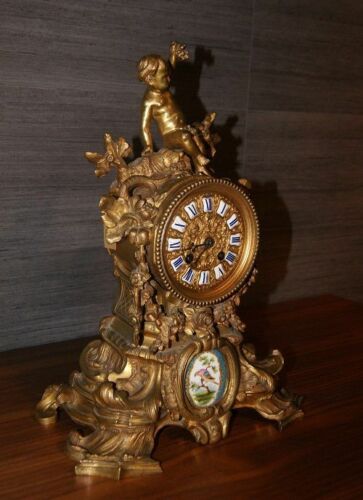 Orologio in bronzo del 1800 con medaglione in porcellana di sevres e putto - Foto 2 di 7
