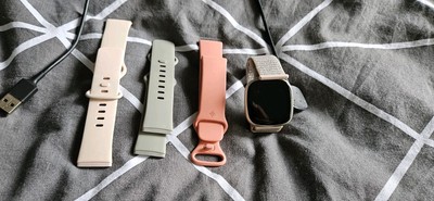 Fitbit Versa 3 mit Wechselarmbändern