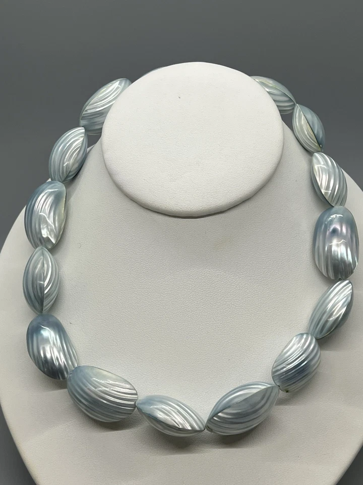 Collar de cuentas vintage azul Lucite concha iridiscente declaración gargantilla cierre de barril Foto 2 de 4