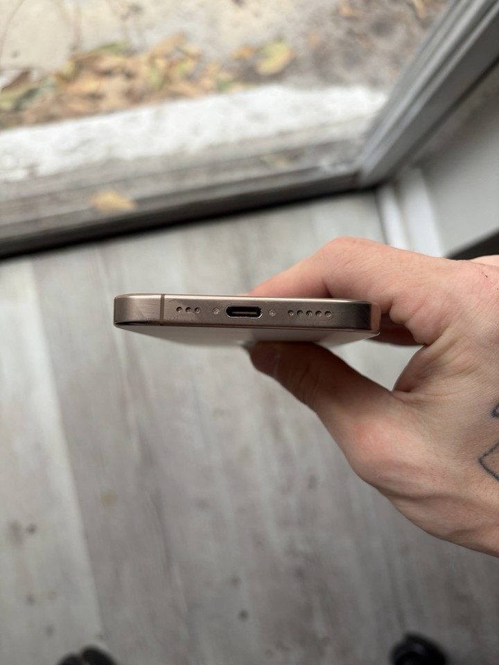 Apple iPhone Gold Color Smartphone Wi-Fi Bluetooth Connectivity Apple ...