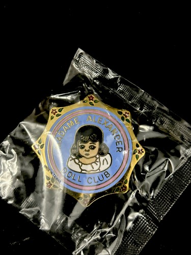 Sealed Madame Alexander Doll Collectors Club Gold Tone Lapel Pin Vintage - Picture 2 of 10