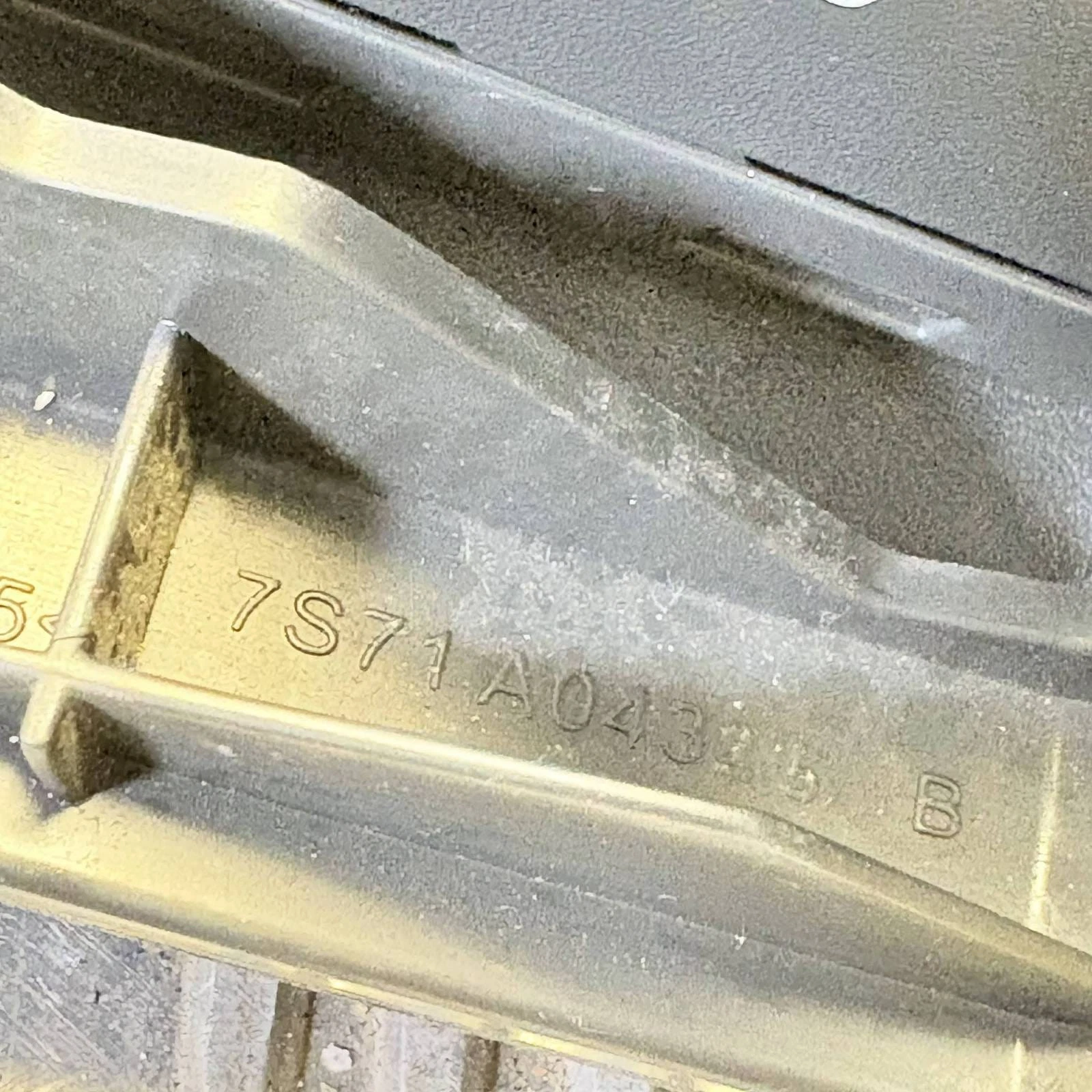 Moulded part number 7S71A04325B on Ford Mondeo Mk4 dashboard cubby