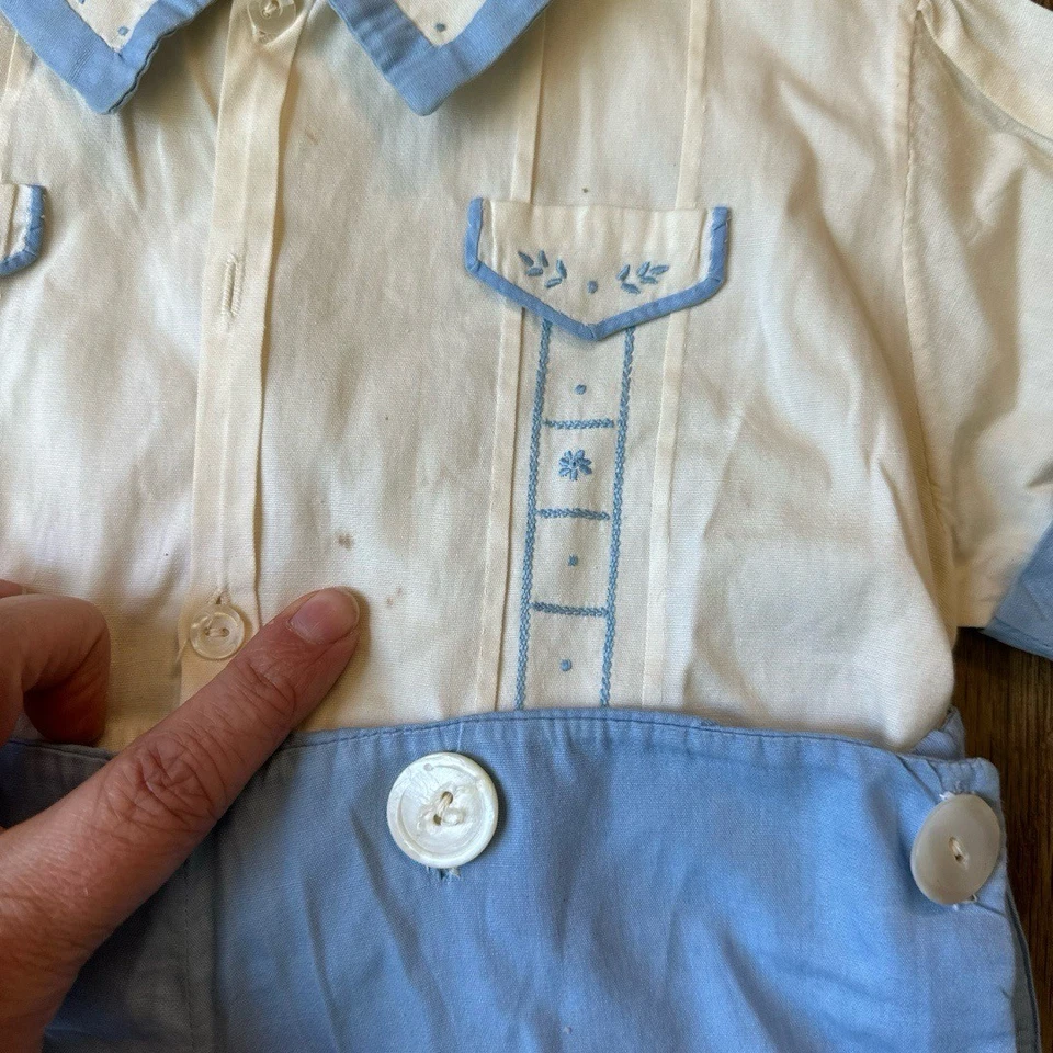 Conjunto de Romper Masculino Vintage Feito à Mão Anos 40 6 Meses Bordado Azul Creme 2 Peças Falha - Imagem 3 de 4