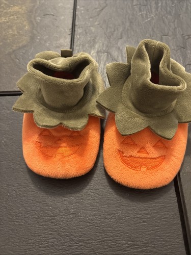 Old Navy Unisex Halloween orange & grün Kürbis Baby 6-12M Bootie mit Greiferpunkt