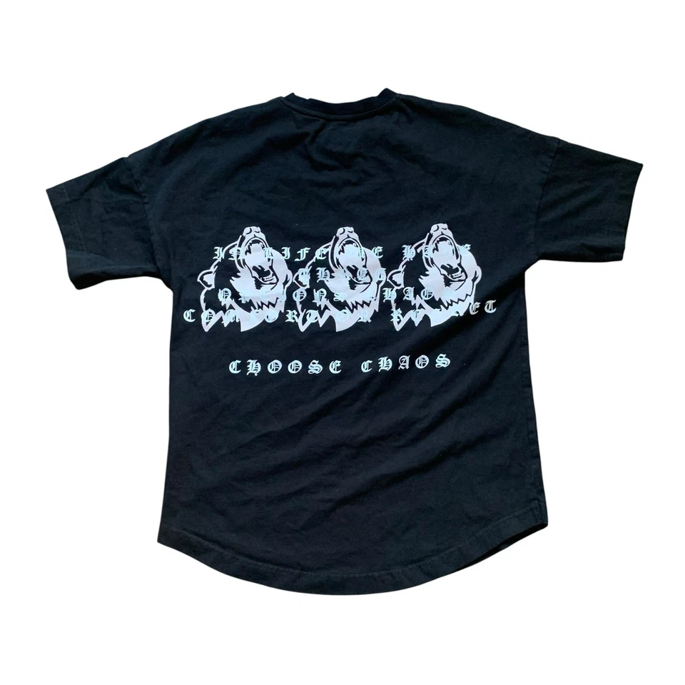 Camiseta Gráfica Chaos Never Say Die - Média - Imagem 2 de 3