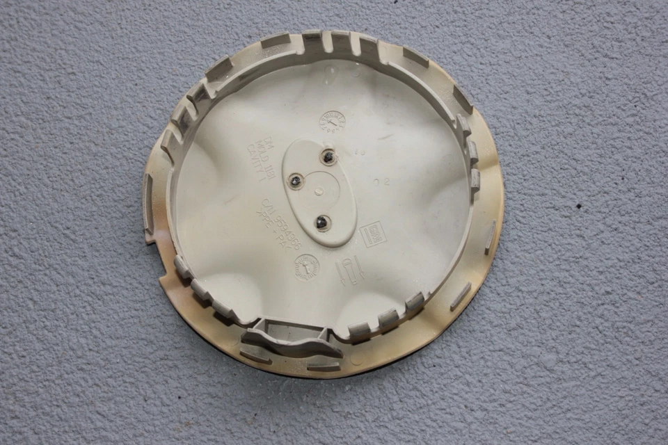 9594366, OEM 1999-2004 Oldsmobile Alero tapa central de rueda pintada en plata Foto 2 de 4