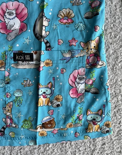 Koi Basics Scrub Top Women’s Sz Medium Cats Dogs Under Sea Blue Nursing Medical - Picture 6 of 11