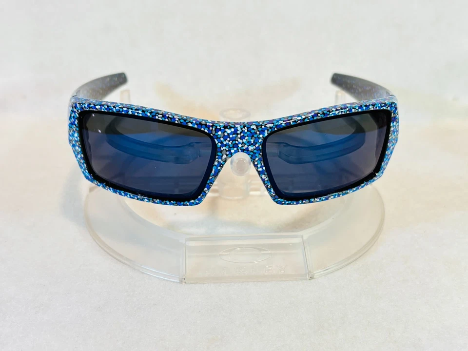 Gafas de sol Oakley Gascan Blue Confetti personalizadas con nuevas lentes azules espejadas Foto 2 de 4
