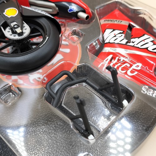 MINICHAMPS 1/12 Ducati Desmo16 GP7 Casey Stoner MotoGP 2007 Marlboro 122070027 - Picture 5 of 15