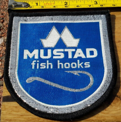 MUSTAD ANGELHAKEN SAMMLERSTÜCK ANGELAUSRÜSTUNG STOFFABZEICHEN 