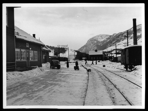 Kleiner Ort in Norwegen mit Auto und Eisenbahn Waggon - 1940er - Foto 12x9cm