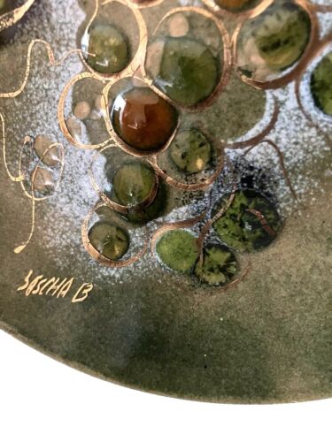 Sascha Brastoff MCM Esmalte Sobre Placa de Uva Cobre 8.5” Verde y Dorado Firmado - Imagen 2 de 3