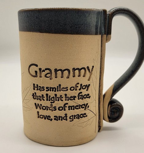 "Grammy" Handarbeit KUNSTKERAMIK TASSE unglasiert außen blaue Glasur innen geschnitztes Blatt - Bild 1 von 7