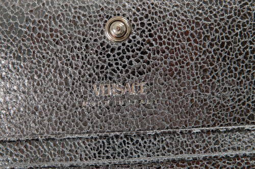 Versace Women's Metal Gray 100% Textured Leather V-Logo Wallet - 第 5/6 張圖片