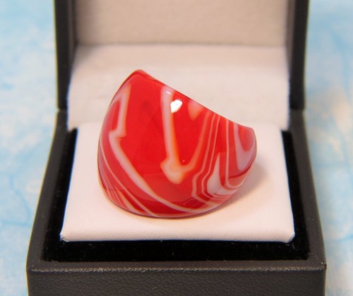 ¡Fans de los Chiefs! Anillo de vidrio soplado a mano único - rojo con remolino naranja y blanco talla 5,5 - Imagen 2 de 3