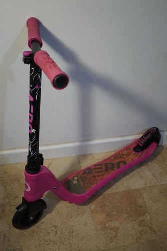 AERO C1 LED Scooter Pinkto Match the Pink Wheel Street Scooter Light up wheels - Picture 9 of 12