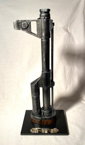 Soporte expositor para AK 47 bayo. con placa metálica grabada - Imagen 1 de 6