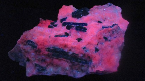 Großer seltener Fluor-Richterit auf fluoreszierendem Calcit Mineralgestein Kanada O3 - Bild 2 von 20