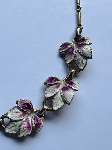 Collana girocollo vintage smaltata tono oro viola e bianco foglia - Foto 7 di 19