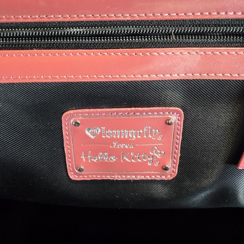 Hello Kitty x Loungefly Medium geprägte Lacktasche pink/staubig rose 16"x11,5" - Bild 17 von 24