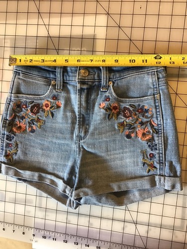 PANTALONES CORTOS DE ALTA ALTURA ABERCROMBIE & FITCH TALLA 00 (W 24) JEAN BORDADOS Lavado Ligero - Imagen 5 de 12