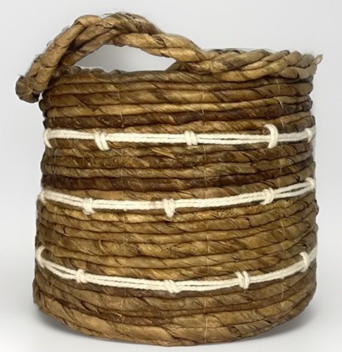 Cesta enrollada de hoja de plátano tejida 2 asas - detalle de cuerda de maceta boho rústica - Imagen 5 de 8