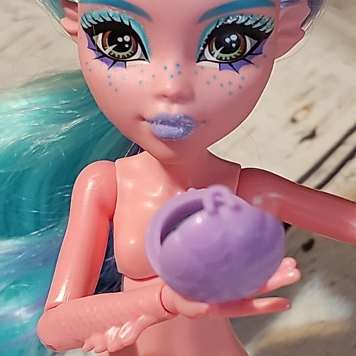 Monster High Lagoona Blue 2023 Skulltimate Fearidescent Makeup Palette Seashell - Picture 8 of 9