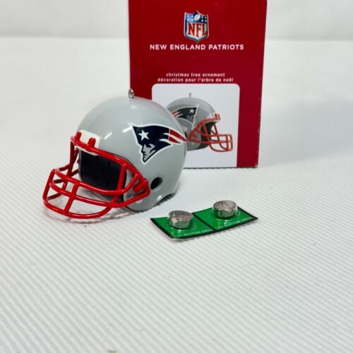 Casco Hallmark Keepsake Ornament New England Patriots 2020 MAGIC SOUND nuovo scatola - Foto 4 di 10