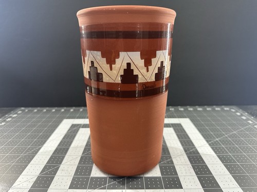 Authentische rote Ton Keramik Vase mattes Finish Glanz geometrische Streifen Künstler signiert - Bild 1 von 17