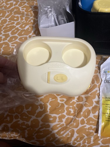 Medela 57063 Double Electric Breast Pump with On the Go Tote - Picture 6 of 6