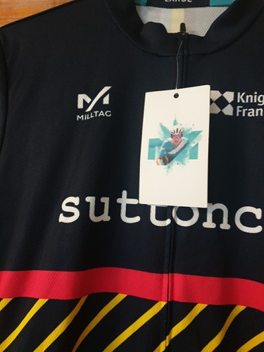 MILLTAG BRANDNEU ERWACHSENE FAHRRAD RADTRIKOT SHIRT OBERTEIL GRÖSSE LARGE VIELE LOGOS - Bild 7 von 16