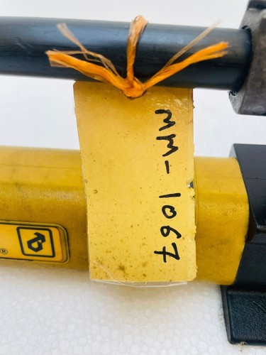 Enerpac P392 Two-Speed Hydraulic Hand Pump 700 Bar/ 10,000 PSI #4 - Picture 9 of 9