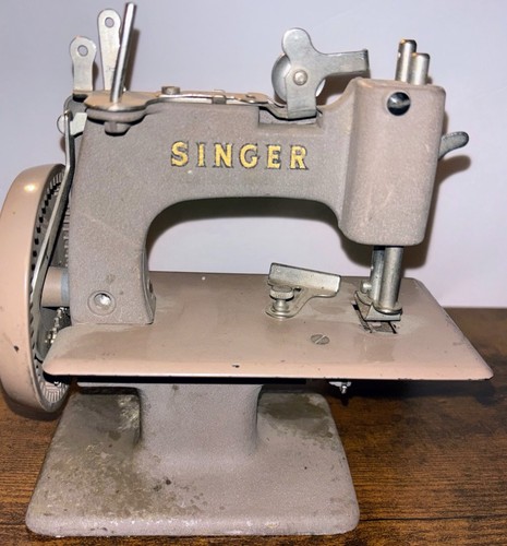 SINGER SEW HANDY MODEL 20 1950's Child's Toy-Needs hand crank. - Bild 2 von 11
