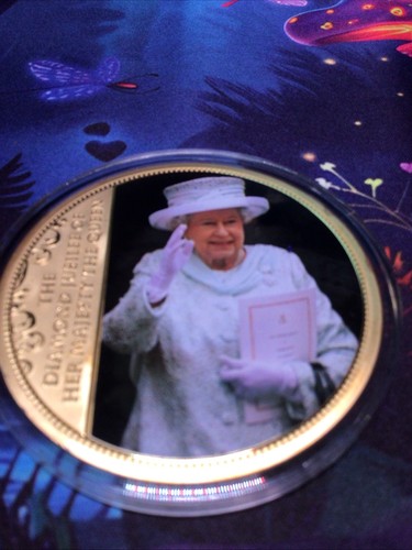1952-2012 EL JUBILEO DE DIAMANTES DE SU MAJESTAD LA REINA MEDALLA GRANDE CHAPADA EN ORO - Imagen 2 de 5
