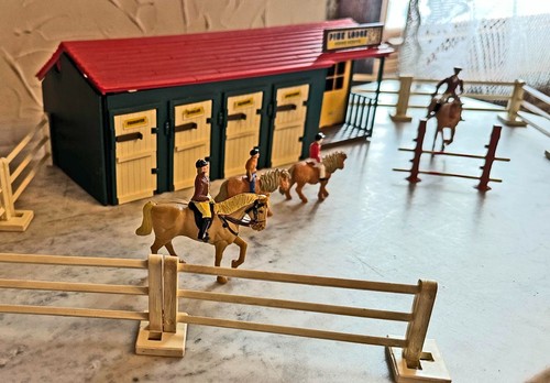 Britains 1970s Pine Lodge Riding School w Horses Ponies Riders Fences & a Jump - Picture 4 of 14