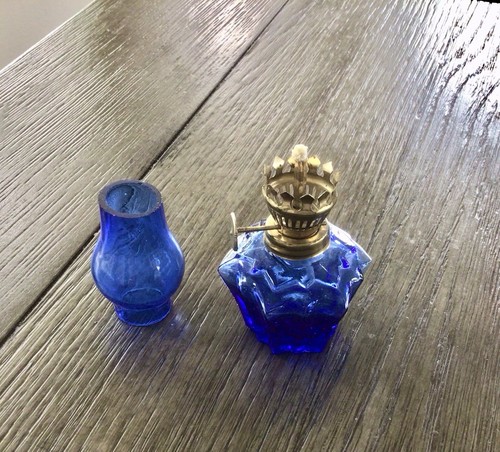 Vtg 2 Miniature Oil Lamps Cobalt Blue Star Swirl Base Hong Kong 4 1/2” Tall - Picture 5 of 8