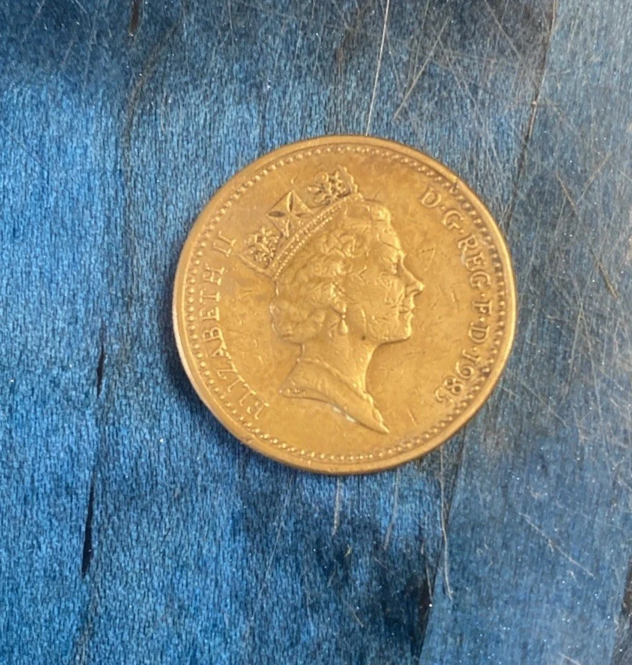 Rare 1985 Queen Elizabeth II One Pound coin - ERROR on Side Coin - misprint - Image 2 of 4